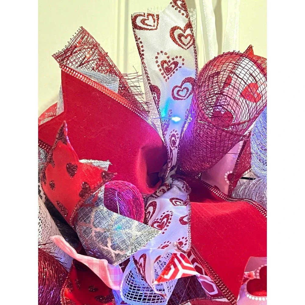 Handmade Valentine’s LOVE Hearts Ribbon Prelit Wreath 23 ins LED W8